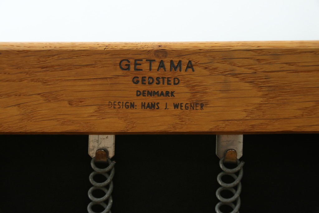 デンマークヴィンテージ　GETAMA(ゲタマ)　Hans J. Wegner(ハンス・J・ウェグナー)　GE240　洗練されたデザインの3人掛けソファ　(R-089424)