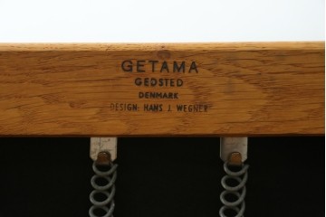 デンマークヴィンテージ　GETAMA(ゲタマ)　Hans J. Wegner(ハンス・J・ウェグナー)　GE240　洗練されたデザインの3人掛けソファ　(R-089424)