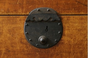 和製アンティーク　明治から大正期　檜(ヒノキ)材　横桟と重厚な金具が趣を添える重ね美濃帳場箪笥　(R-089425)