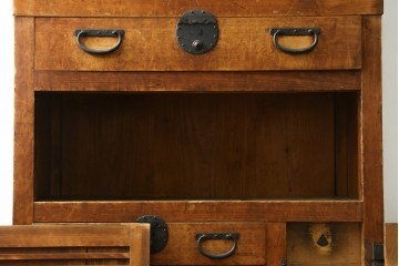和製アンティーク　明治から大正期　檜(ヒノキ)材　横桟と重厚な金具が趣を添える美濃帳場箪笥　(R-089427)