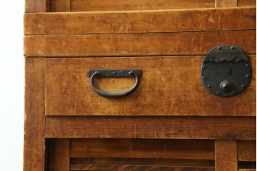和製アンティーク　明治から大正期　檜(ヒノキ)材　横桟と重厚な金具が趣を添える美濃帳場箪笥　(R-089427)