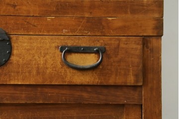 和製アンティーク　明治から大正期　檜(ヒノキ)材　横桟と重厚な金具が趣を添える美濃帳場箪笥　(R-089427)