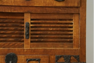 和製アンティーク　明治から大正期　檜(ヒノキ)材　横桟と重厚な金具が趣を添える美濃帳場箪笥　(R-089427)