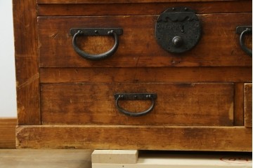 和製アンティーク　明治から大正期　檜(ヒノキ)材　横桟と重厚な金具が趣を添える美濃帳場箪笥　(R-089427)