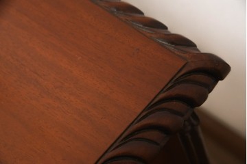 中古　マホガニー材　アンティーク調の優美な両袖デスク　(R-089432)