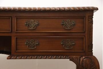 中古　マホガニー材　アンティーク調の優美な両袖デスク　(R-089432)