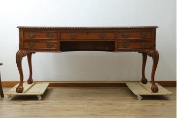 中古　マホガニー材　アンティーク調の優美な両袖デスク　(R-089432)
