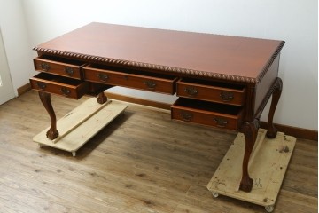 中古　マホガニー材　アンティーク調の優美な両袖デスク　(R-089432)