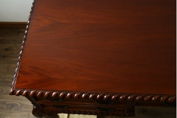 中古　マホガニー材　アンティーク調の優美な両袖デスク　(R-089432)
