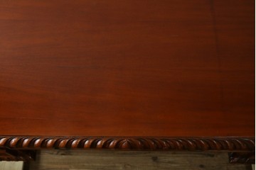 中古　マホガニー材　アンティーク調の優美な両袖デスク　(R-089432)