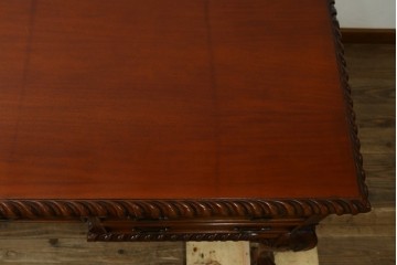 中古　マホガニー材　アンティーク調の優美な両袖デスク　(R-089432)