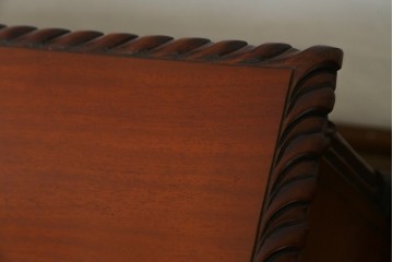 中古　マホガニー材　アンティーク調の優美な両袖デスク　(R-089432)