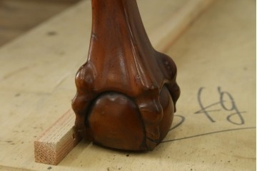 中古　マホガニー材　アンティーク調の優美な両袖デスク　(R-089432)