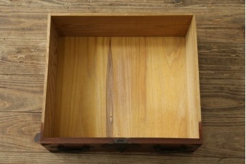 和製アンティーク　大正から昭和初期　米沢箪笥　前面欅(ケヤキ)材　重厚な金具と多彩な収納を備えた小箪笥　(R-089433)
