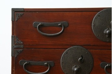 和製アンティーク　大正から昭和初期　米沢箪笥　前面欅(ケヤキ)材　重厚な金具と多彩な収納を備えた小箪笥　(R-089433)