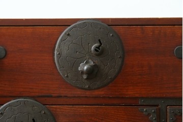 和製アンティーク　大正から昭和初期　米沢箪笥　前面欅(ケヤキ)材　重厚な金具と多彩な収納を備えた小箪笥　(R-089433)