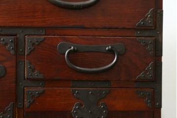 和製アンティーク　大正から昭和初期　米沢箪笥　前面欅(ケヤキ)材　重厚な金具と多彩な収納を備えた小箪笥　(R-089433)