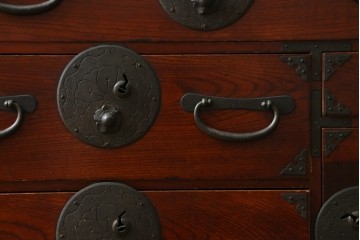 和製アンティーク　大正から昭和初期　米沢箪笥　前面欅(ケヤキ)材　重厚な金具と多彩な収納を備えた小箪笥　(R-089433)