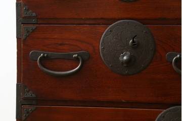和製アンティーク　大正から昭和初期　米沢箪笥　前面欅(ケヤキ)材　重厚な金具と多彩な収納を備えた小箪笥　(R-089433)