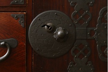 和製アンティーク　大正から昭和初期　米沢箪笥　前面欅(ケヤキ)材　重厚な金具と多彩な収納を備えた小箪笥　(R-089433)