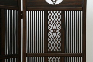 中古　美品　黒檀　透かし彫りと梅花の意匠が美しい彫刻入り4連衝立　(R-089435)