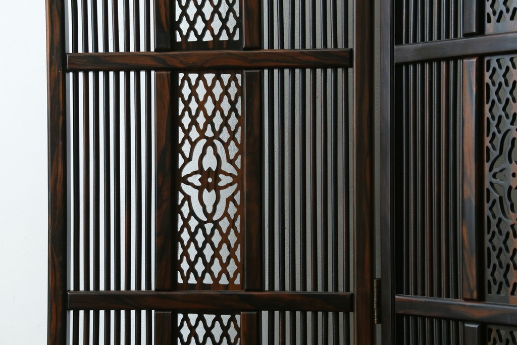 中古　美品　黒檀　透かし彫りと梅花の意匠が美しい彫刻入り4連衝立　(R-089435)