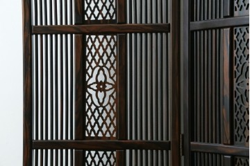 中古　美品　黒檀　透かし彫りと梅花の意匠が美しい彫刻入り4連衝立　(R-089435)