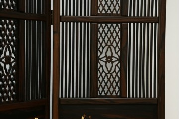 中古　美品　黒檀　透かし彫りと梅花の意匠が美しい彫刻入り4連衝立　(R-089435)