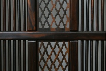 中古　美品　黒檀　透かし彫りと梅花の意匠が美しい彫刻入り4連衝立　(R-089435)