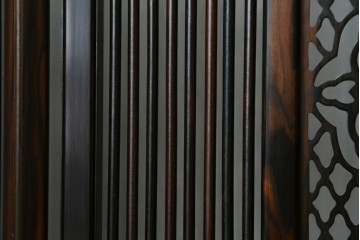 中古　美品　黒檀　透かし彫りと梅花の意匠が美しい彫刻入り4連衝立　(R-089435)