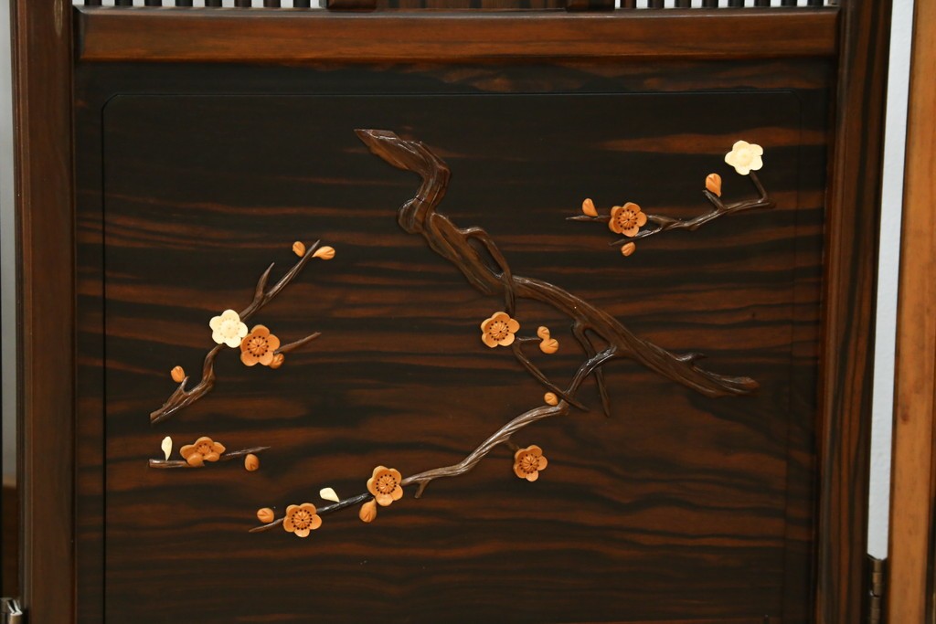 中古　美品　黒檀　透かし彫りと梅花の意匠が美しい彫刻入り4連衝立　(R-089435)