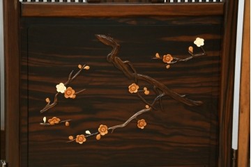 中古　美品　黒檀　透かし彫りと梅花の意匠が美しい彫刻入り4連衝立　(R-089435)