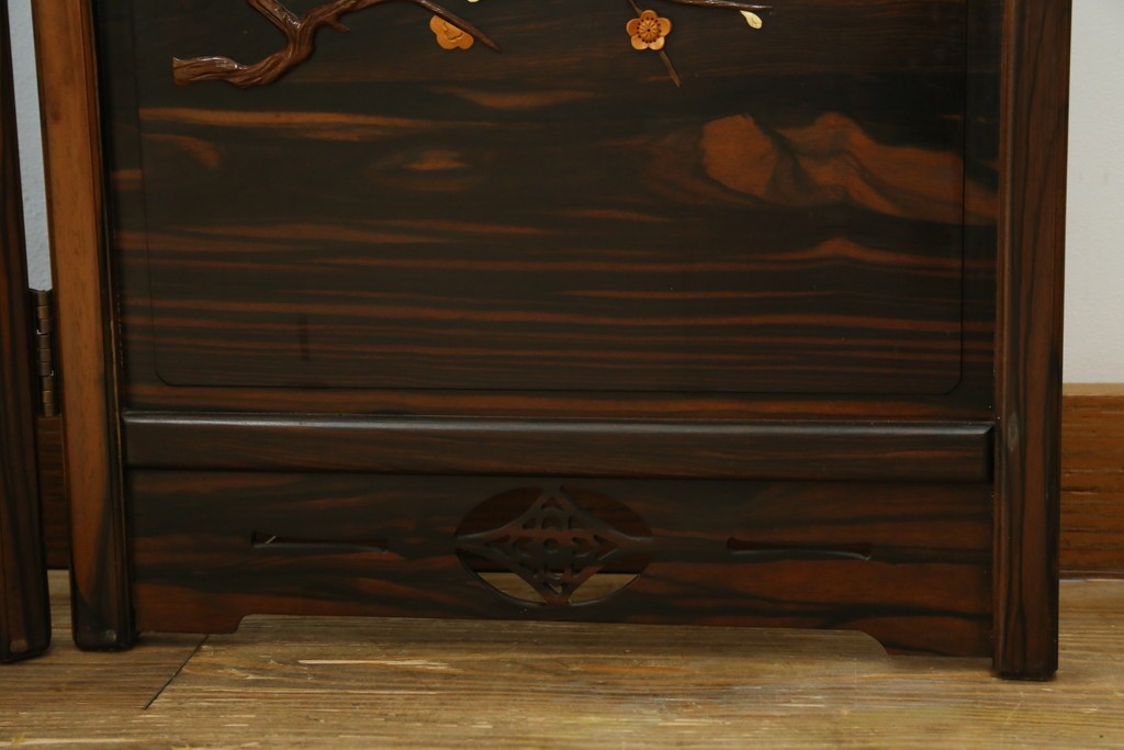 中古　美品　黒檀　透かし彫りと梅花の意匠が美しい彫刻入り4連衝立　(R-089435)