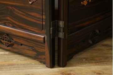 中古　美品　黒檀　透かし彫りと梅花の意匠が美しい彫刻入り4連衝立　(R-089435)