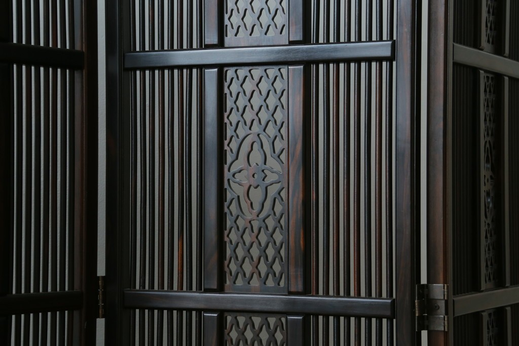 中古　美品　黒檀　透かし彫りと梅花の意匠が美しい彫刻入り4連衝立　(R-089435)