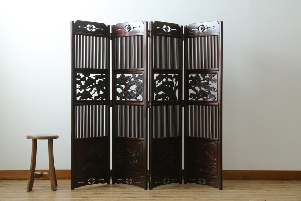 中古　美品　花梨(カリン)材　松竹梅の彫刻を楽しめる4連衝立　(R-089436)