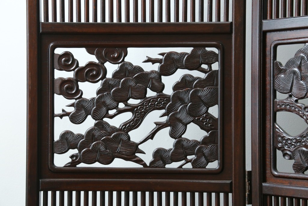中古　美品　花梨(カリン)材　松竹梅の彫刻を楽しめる4連衝立　(R-089436)