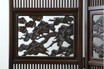 中古　美品　花梨(カリン)材　松竹梅の彫刻を楽しめる4連衝立　(R-089436)