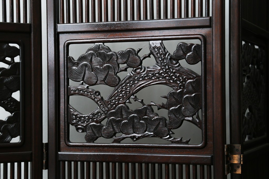 中古　美品　花梨(カリン)材　松竹梅の彫刻を楽しめる4連衝立　(R-089436)