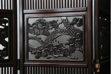 中古　美品　花梨(カリン)材　松竹梅の彫刻を楽しめる4連衝立　(R-089436)