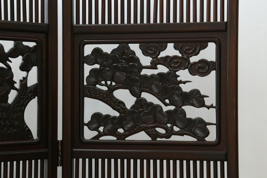 中古　美品　花梨(カリン)材　松竹梅の彫刻を楽しめる4連衝立　(R-089436)
