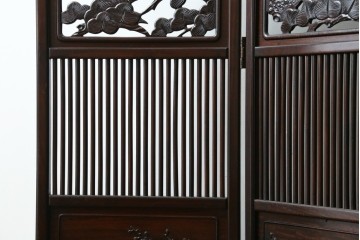 中古　美品　花梨(カリン)材　松竹梅の彫刻を楽しめる4連衝立　(R-089436)