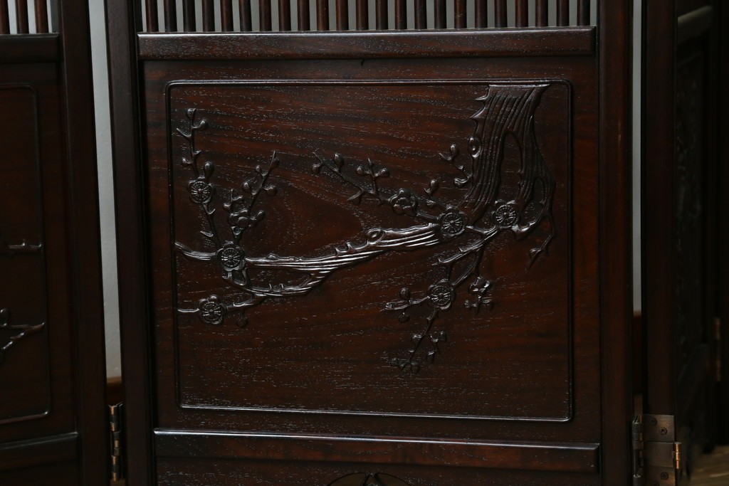 中古　美品　花梨(カリン)材　松竹梅の彫刻を楽しめる4連衝立　(R-089436)