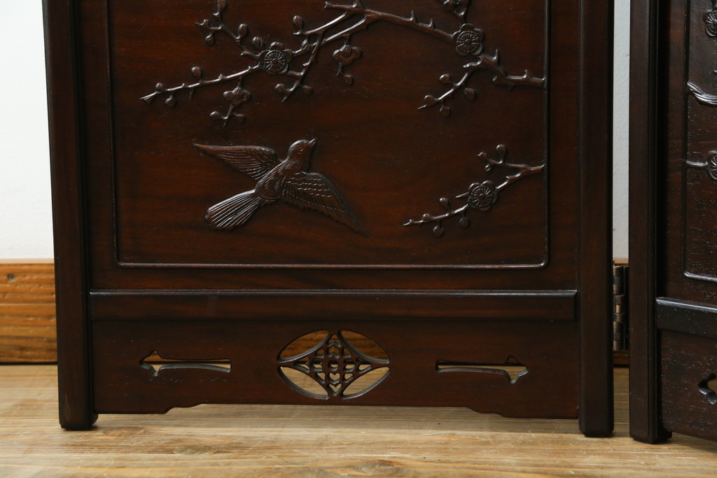 中古　美品　花梨(カリン)材　松竹梅の彫刻を楽しめる4連衝立　(R-089436)