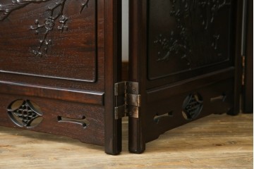 中古　美品　花梨(カリン)材　松竹梅の彫刻を楽しめる4連衝立　(R-089436)