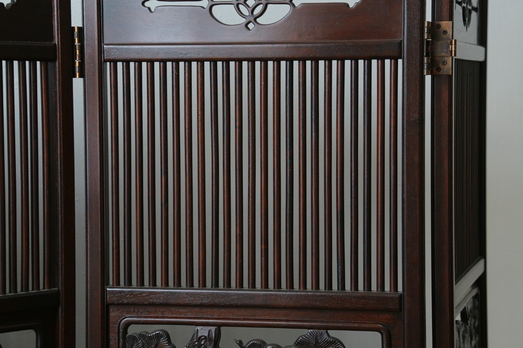 中古　美品　花梨(カリン)材　松竹梅の彫刻を楽しめる4連衝立　(R-089436)