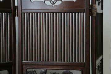 中古　美品　花梨(カリン)材　松竹梅の彫刻を楽しめる4連衝立　(R-089436)