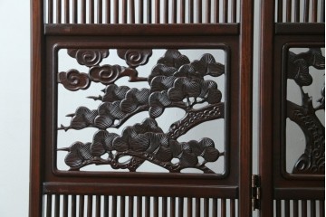 中古　美品　花梨(カリン)材　松竹梅の彫刻を楽しめる4連衝立　(R-089436)