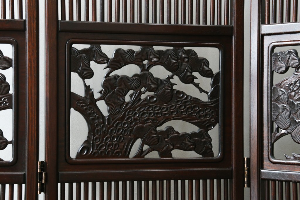 中古　美品　花梨(カリン)材　松竹梅の彫刻を楽しめる4連衝立　(R-089436)