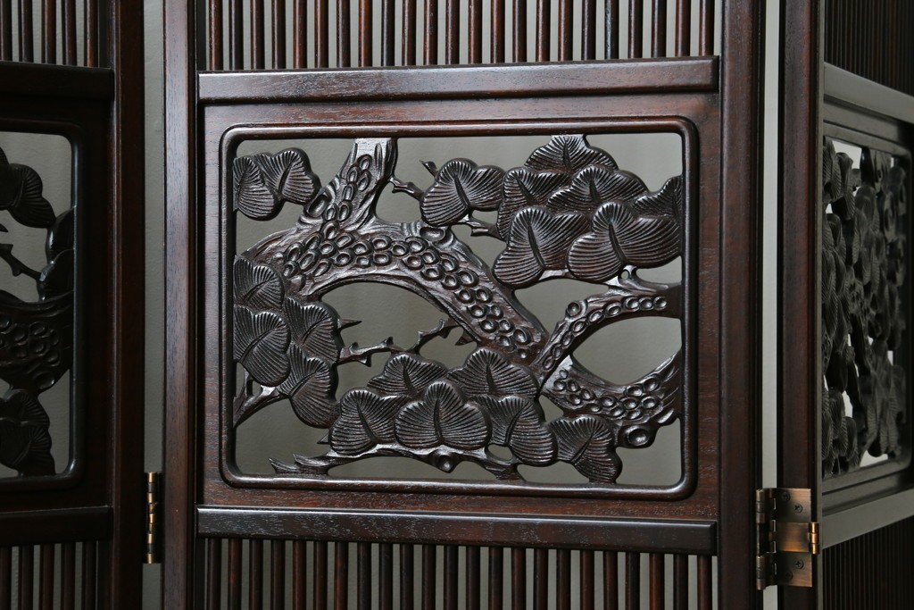 中古　美品　花梨(カリン)材　松竹梅の彫刻を楽しめる4連衝立　(R-089436)